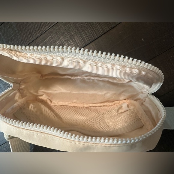 Moroccanoil pouch. NWOT. - Picture 4 of 5